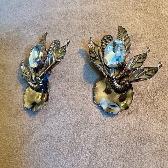 Retro earrings from the 90’s!  Burnished gold with clear stone, clip on earrings - Picture 2 of 5
